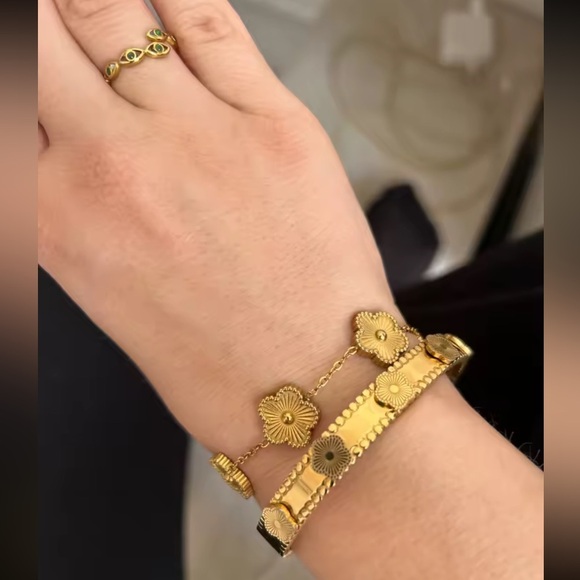 Alhambra Gold Floral Bracelet - Picture 10 of 11